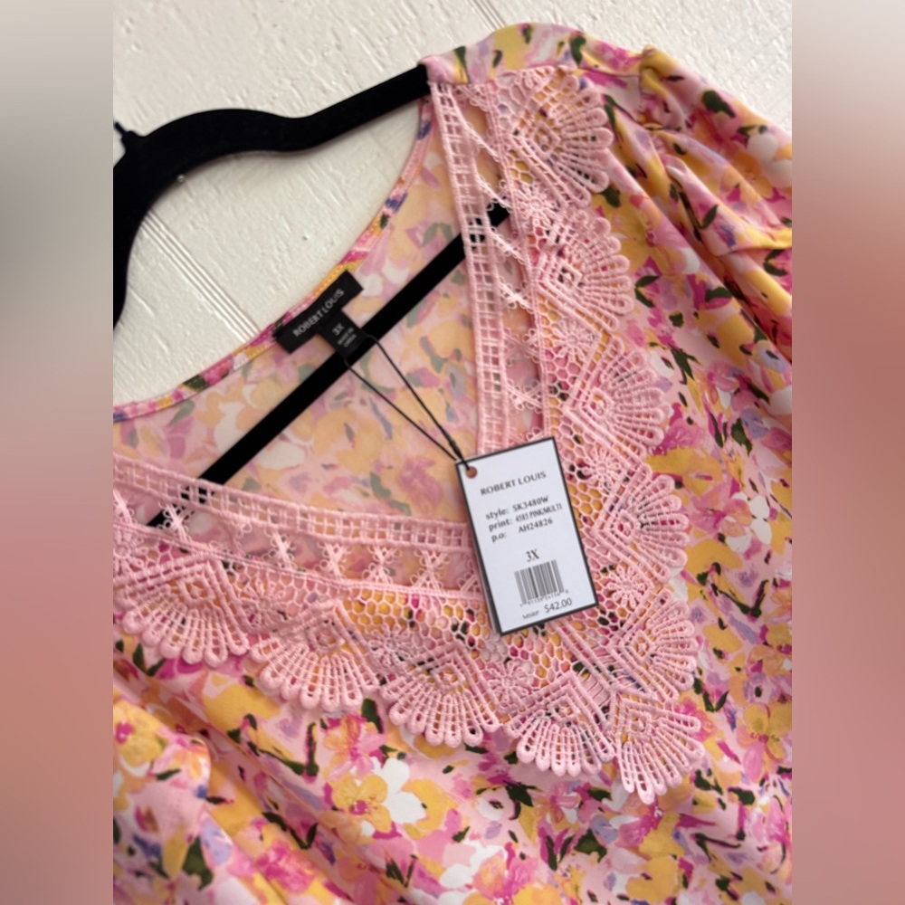 Robert Louis size 3x NWT  Pink Floral Lace V-Neck Blouse - Picture 3 of 4